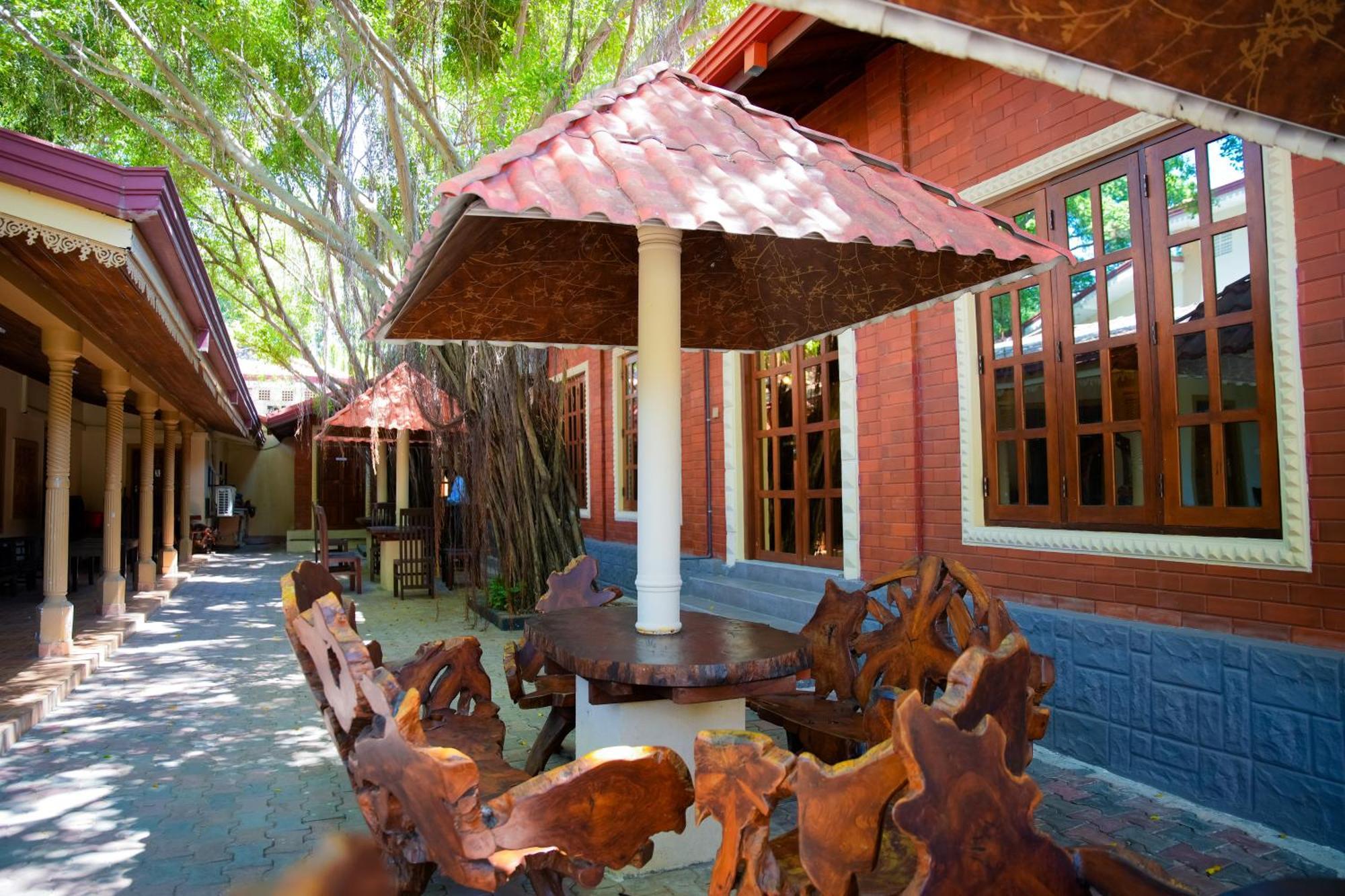 טרינקומאלה Jkab Park Hotel מראה חיצוני תמונה