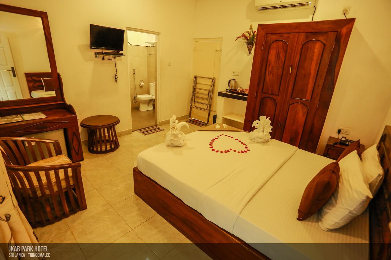 טרינקומאלה Jkab Park Hotel מראה חיצוני תמונה